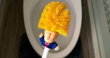 أحدث وسائل السخرية.. ترامب وكيم جونج أون على شكل فرشاة مرحاض.. صور