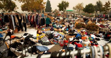 فيديو.. الناجون من حرائق كاليفورنيا ينامون فى جراجات المتاجر