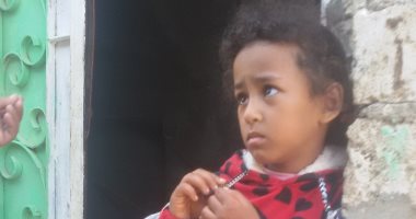 صور.. مأساة طفلة من بنى سويف مصابة بسرطان العين وأسرتها تفشل فى علاجها