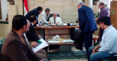 محافظ جنوب سيناء يلتقى بـ57 مواطنا بمكتبه لحل مشكلاتهم
