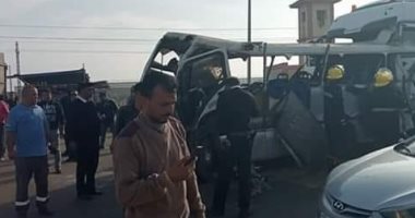 صور.. إصابة 17 عاملا فى حادث تصادم على طريق "بورسعيد - الإسماعيلية"