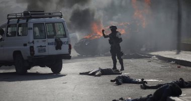 صور.. سيارة تدهس حشدا من المتظاهرين فى هايتى والأهالى يشعلون النار بها