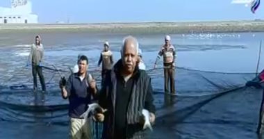 حمدى رزق يرافق العاملين ببركة غليون فى موسم صيد الأسماك