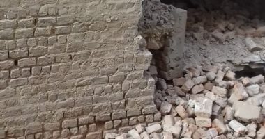 ننشر أول صور لموقع انهيار حائط مبنى على سور مدرسة ابتدائى دون خسائر بسوهاج