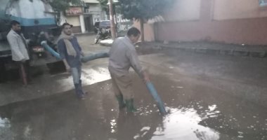 صور.. سيارات لشفط مياه الأمطار من شوارع مدينة بنى سويف 