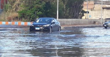 صور .. مدخل بورسعيد الجنوبى يغرق فى مياه الأمطار