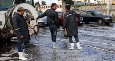 فيديو وصور.. سيارات شفط المياه تنتشر بشوارع القاهرة والجيزة للتعامل مع الأمطار