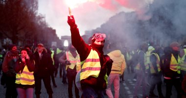 الشرطة الفرنسية تفرق المحتجين على رفع أسعار الوقود بالغاز المسيل والمياة 
