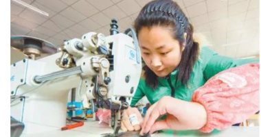 الصين ترفع شعار "النساء أولا".. خطة طموحة لتمكين المرأة فى المجتمع.. ارتفاع العاملات بالوظائف الحكومية لـ43%.. تراجع معدلات الفقر بين السيدات لـ30 مليون بدلا من 140 مليون.. وزيادة ملحوظة فى التعليم فوق الجامعى