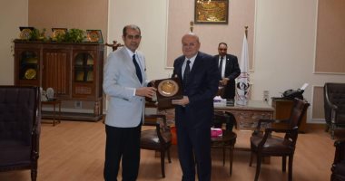 رئيس جامعة الزقازيق يستقبل قنصل العراق بمصر لمناقشة موضوعات الطلاب العراقيين