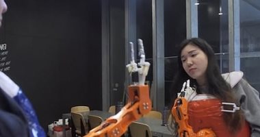 بشرى للكسالى.. ابتكار ذراع روبوتى جديد يمكنه إطعام مستخدمه.. فيديو