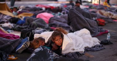 صور.. آلاف المهاجرين يفترشون مراكز للإيواء على الحدود المكسيكية الأمريكية