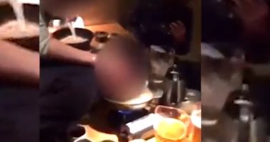 فيديو.. رئيس شركة يابانية يضع وجه موظف داخل وعاء "شوربة مغلى"
