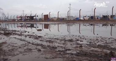 شاهد.. الأمطار الغزيرة تعزل 5 آلاف خيمة بمخيم الموصل فى العراق عن العالم