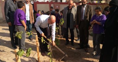 صور.. وكيل تعليم بورسعيد يشارك طلاب مدرسة إبراهيم الرفاعى زراعة 200 شجرة