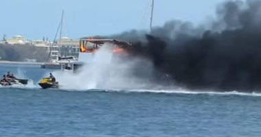 شاهد.. طريقة مبتكرة لإخماد النيران بأحد المراكب السياحية فى أستراليا