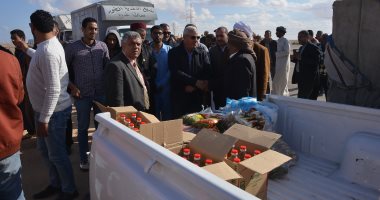 صور.. محافظ مطروح يتفقد مدينة السلوم وتوزيع مساعدات غذائية وبطاطين للأسر الأكثر احتياجا