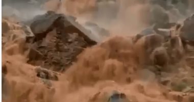 فيديو .. أمطار غزيرة تحول جبال الإمارات إلى شلالات مياه