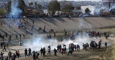 صور.. الشرطة المكسيكية تطلق الغازات المسيلة للدموع على مهاجرى أمريكا الوسطى