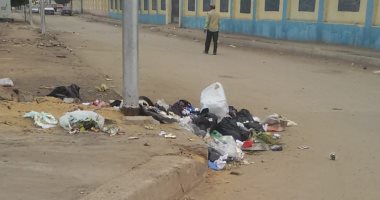 قارئ يشكو تراكم القمامة أمام مدرسة اعداية فى مدينة السلام     