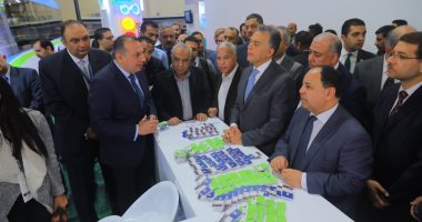 وزير النقل يتفقد جناح الوزارة بمعرض القاهرة الدولى للتكنولوجيا 