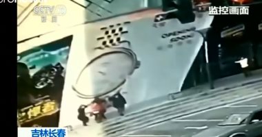 شاهد.. لحظة سقوط لوحة إعلانية ضخمة على 4 أشخاص بمدينة تشانجشون الصينية