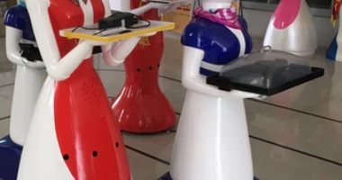 روبوت يقدم الطلبات للزبائن فى مطعم بنيبال