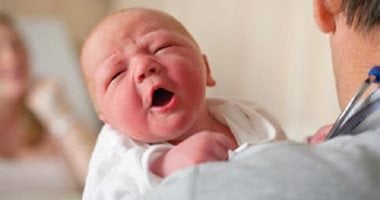 تطبيق والدهاء فطيرة  اسباب بكاء الطفل الرضيع أثناء النوم - اليوم السابع
