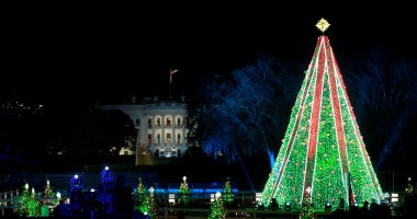 صور.. ترامب وزوجته يحتفلان بإضاءة شجرة عيد الميلاد بواشنطن