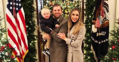 إريك ترامب وزوجته يحتفلان بإضاءة شجرة عيد الميلاد فى واشنطن.. صور