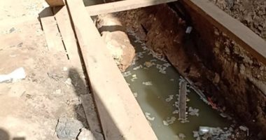 انقاذ طفل من حفرة 2 متر بسبب ترك حفر الصرف الصحى بالمنيب