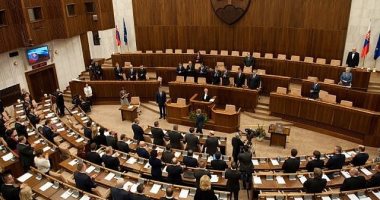 رئيس وزراء سلوفاكيا ينجو من اقتراع بحجب الثقة في البرلمان بعد تصويت 47 نائبا فقط