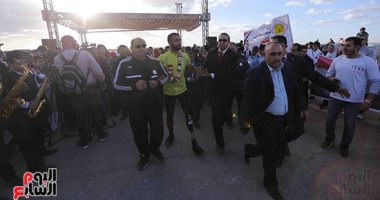 المغامر عمر حجازى يصل الأهرامات بعد رحلة الأيام الـ10 ووزير الرياضة فى استقباله