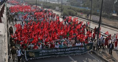 صور.. الآلاف من المزارعين يتظاهرون احتجاجا على ارتفاع تكاليف العمل بالهند