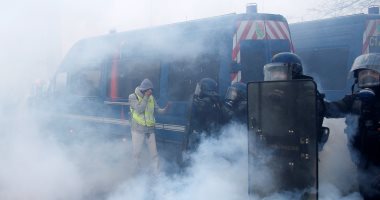 صور.. قوات الأمن الفرنسية تطلق الغاز المسيل للدموع على متظاهرين فى باريس