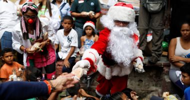 صور .. بابا نويل يتجول فى فنزويلا حاملا الهدايا لأطفال المدارس