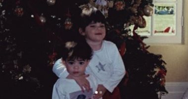 كيلى جينر تستعيد ذكريات الكريسماس بصور من أيام الطفولة مع شقيقتها كيندال