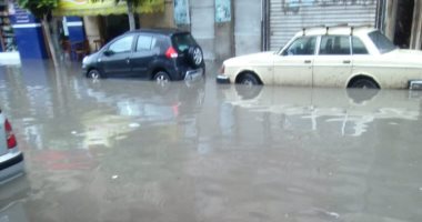 فيديو وصور.. غرق شوارع وسط الإسكندرية بالأمطار.. والأهالى: المياه فى مداخل البيوت