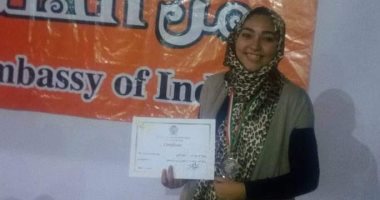 سفارة الهند تكرم طالبة ثانوى ببنى سويف لتفوقها فى الرسم