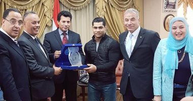 وزير الرياضة يسلم محمد إيهاب جائزة أفضل إنجاز رياضى عربى