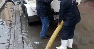 هطول أمطار على الإسكندرية والأحياء تكثف أعمال الكسح