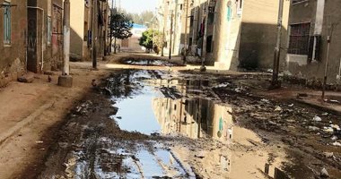 صور.. الصرف الصحى يغرق مساكن حى "حسام كيلانى" فى ديروط بأسيوط