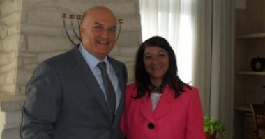 بلاغ جديد للنائب العام ضد منى البرنس بسبب صورتها مع السفير الإسرائيلى
