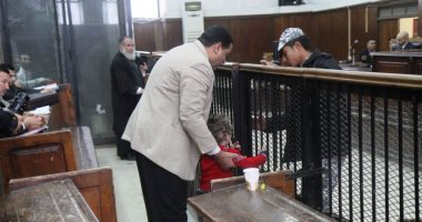 قاضى "داعش إسكندرية" يسمح لطفل بلقاء والده داخل القفص.. صور