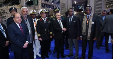 "العصار" يرافق وزير دفاع الكاميرون فى جناح "الإنتاج الحربى" بمعرض EDEX2018