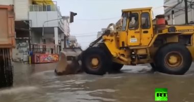 شاهد.. عمال يكافحون فيضانات بغداد بطريقة طريفة