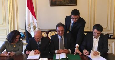 سفير مصر بفرنسا يشهد التوقيع على عقد إنشاء مشروع "دار مصر" بباريس
