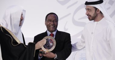 منتدى تعزيز السلم يمنح جائزة "الإمام الحسن" لرئيسى جيبوتى وإريتريا.. صور