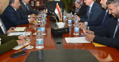 وزير التنمية المحلية يلتقى سفير الاتحاد الأوروبى بالقاهرة لاستعراض عدد من الملفات