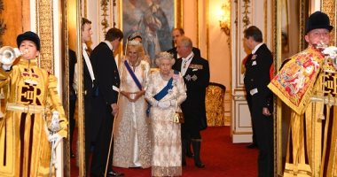 صور.. الملكة إليزابيث تستقبل الوفود الدبلوماسية المعتمدة لدى بريطانيا